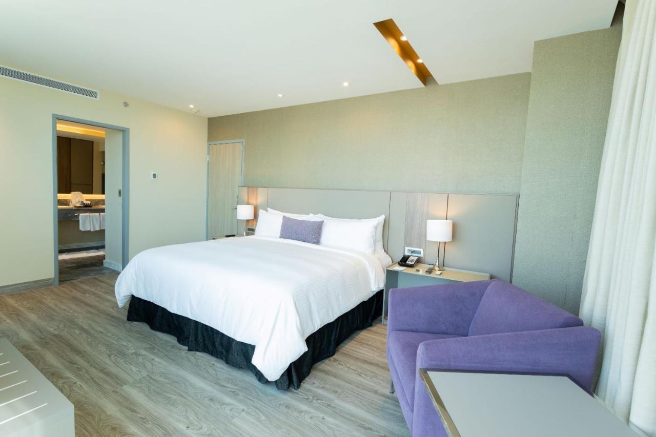 Camino Real Fashion Drive Monterrey Hotel San Pedro Garza Garcia Ngoại thất bức ảnh A bedroom at the hotel