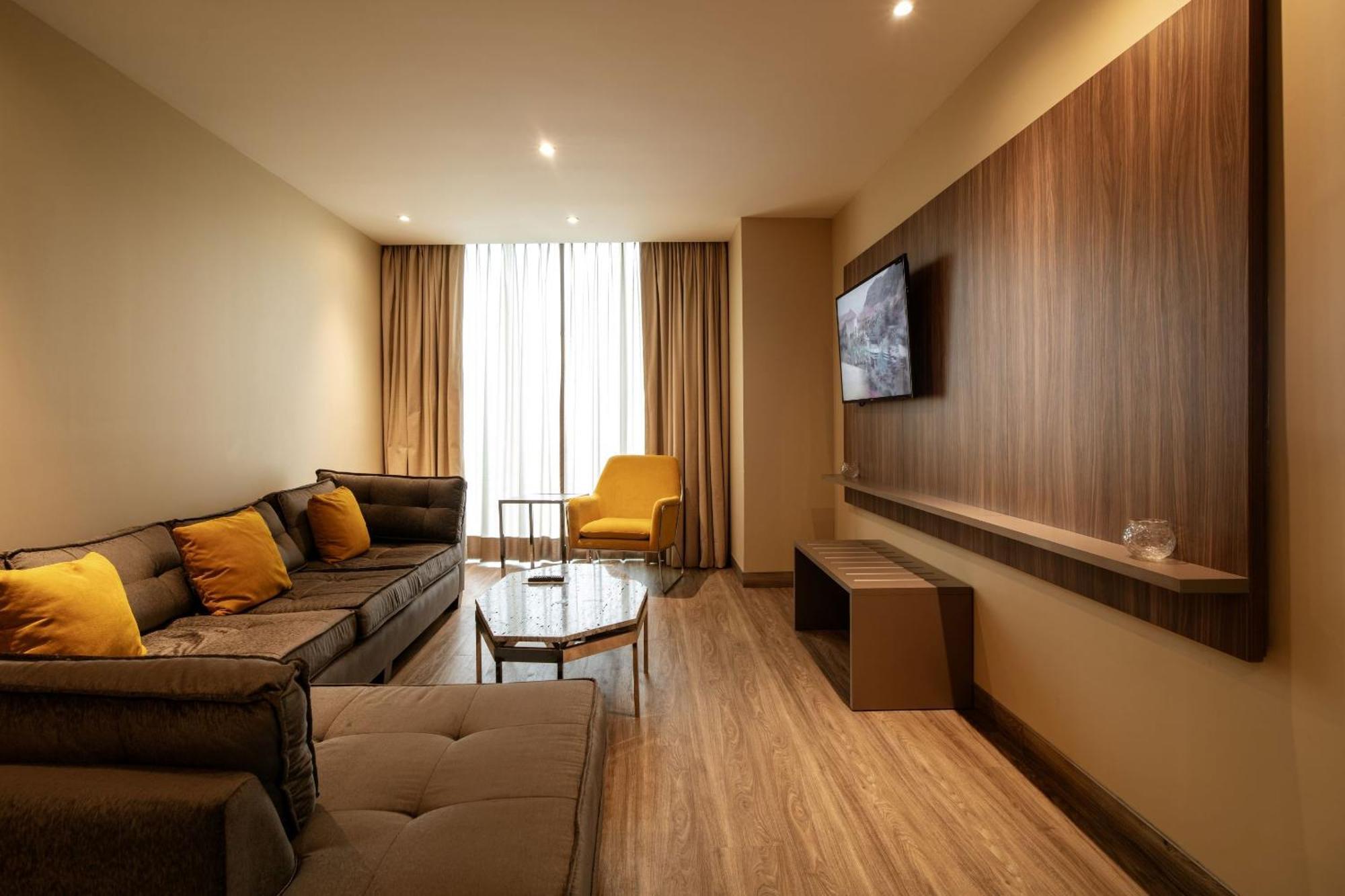 Camino Real Fashion Drive Monterrey Hotel San Pedro Garza Garcia Ngoại thất bức ảnh Living room of a suite