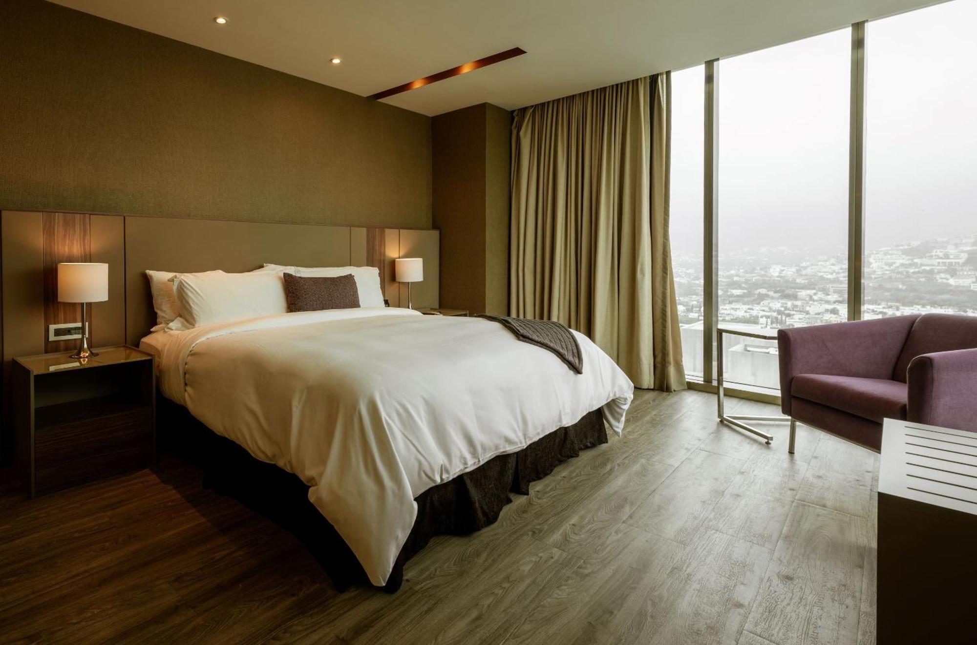 Camino Real Fashion Drive Monterrey Hotel San Pedro Garza Garcia Ngoại thất bức ảnh A bedroom at the hotel