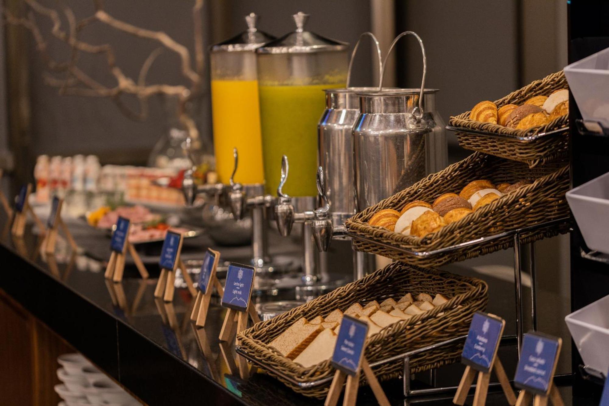 Camino Real Fashion Drive Monterrey Hotel San Pedro Garza Garcia Ngoại thất bức ảnh A buffet at a hotel