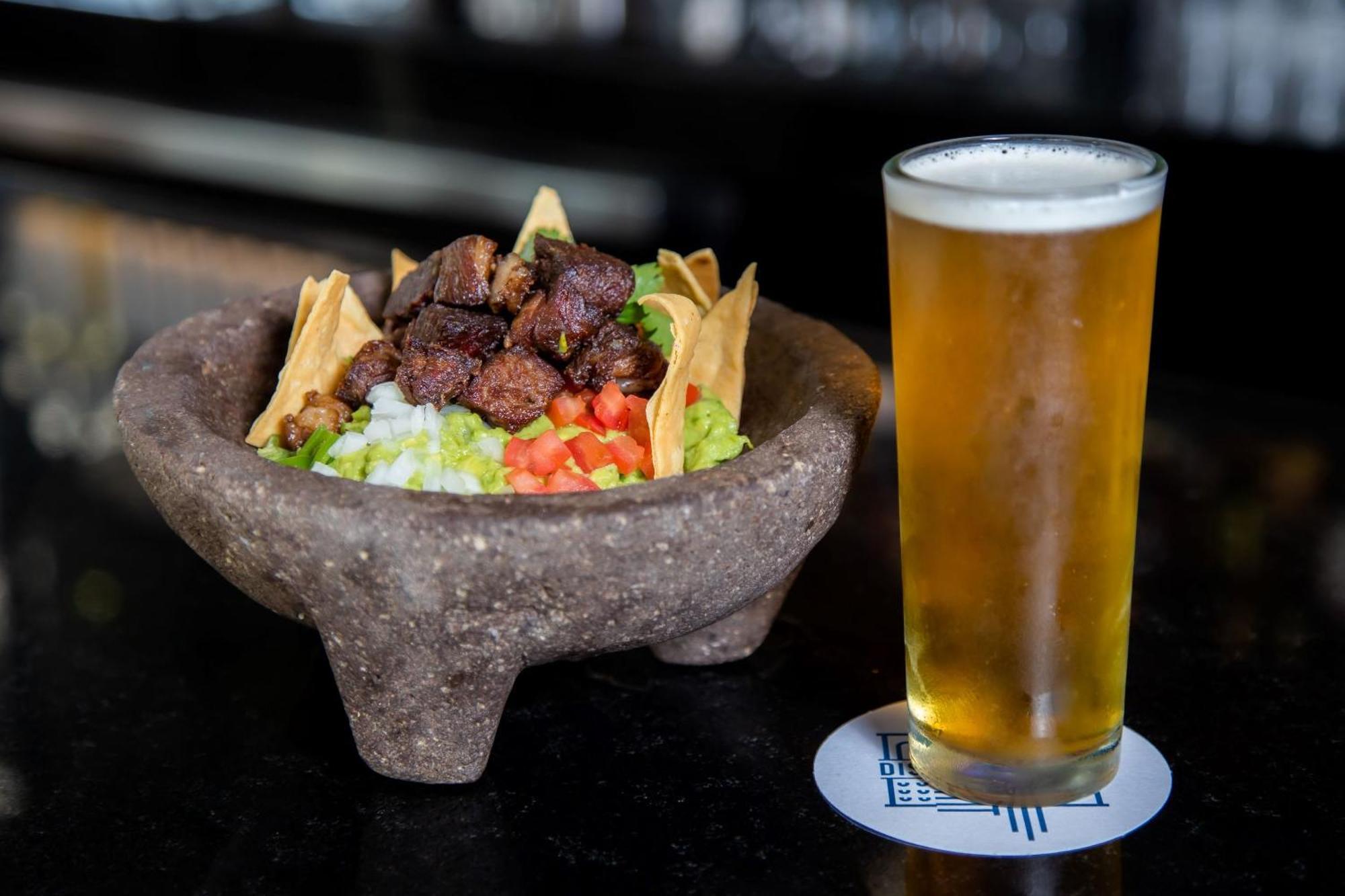 Camino Real Fashion Drive Monterrey Hotel San Pedro Garza Garcia Ngoại thất bức ảnh Beer and guacamole