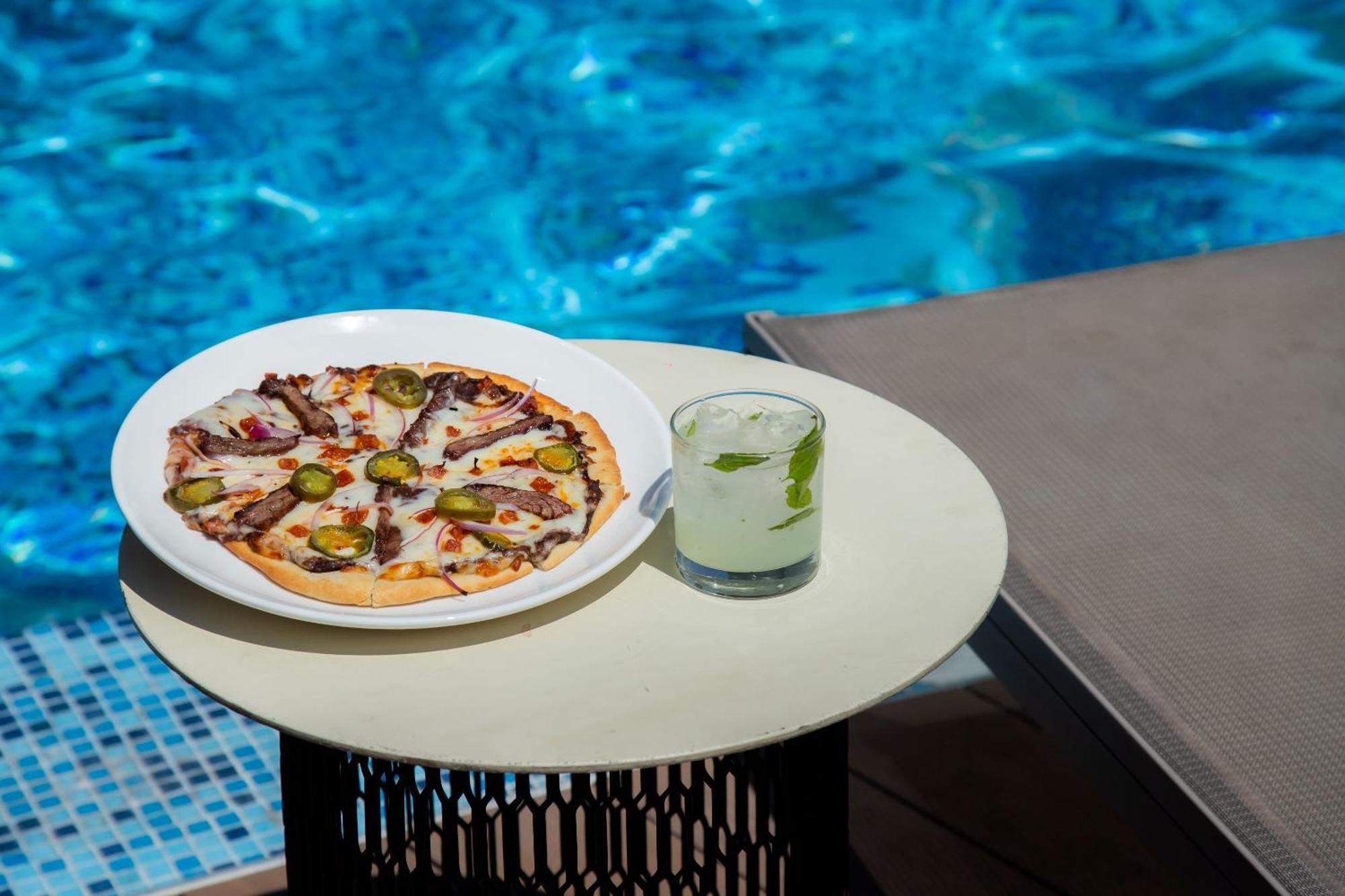 Camino Real Fashion Drive Monterrey Hotel San Pedro Garza Garcia Ngoại thất bức ảnh A pizza and a drink