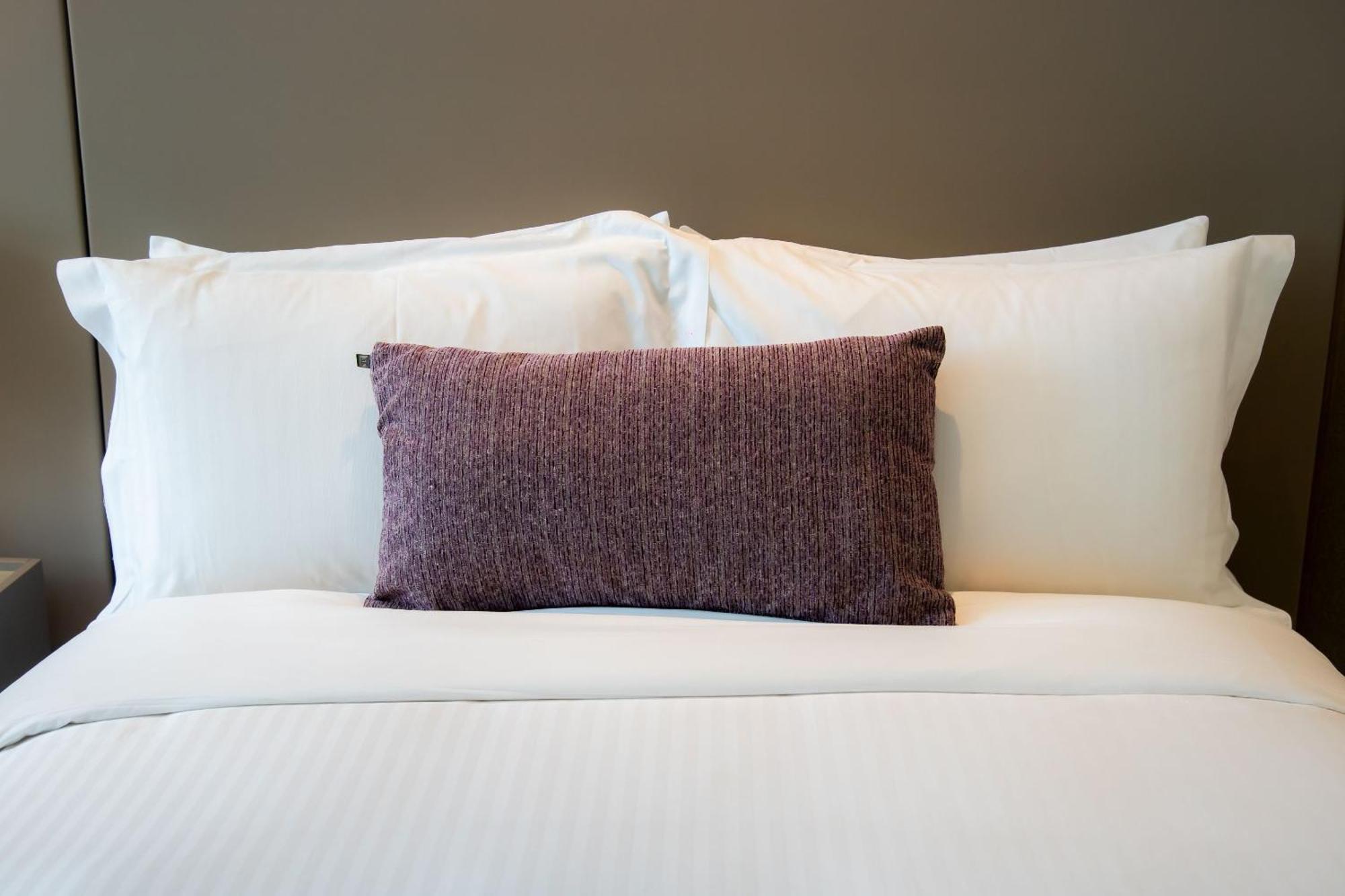 Camino Real Fashion Drive Monterrey Hotel San Pedro Garza Garcia Ngoại thất bức ảnh A bed with pillows