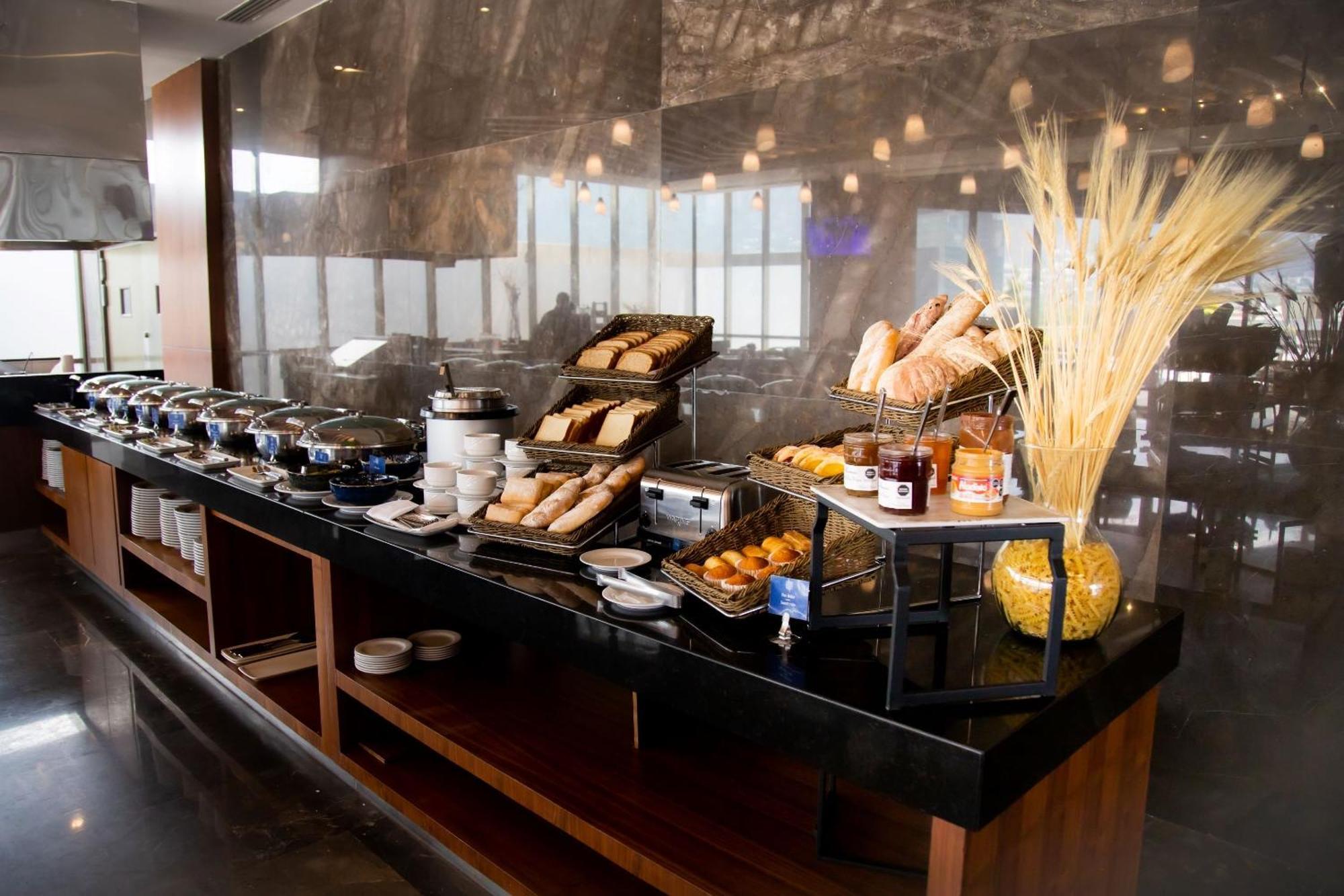 Camino Real Fashion Drive Monterrey Hotel San Pedro Garza Garcia Ngoại thất bức ảnh A buffet at a hotel