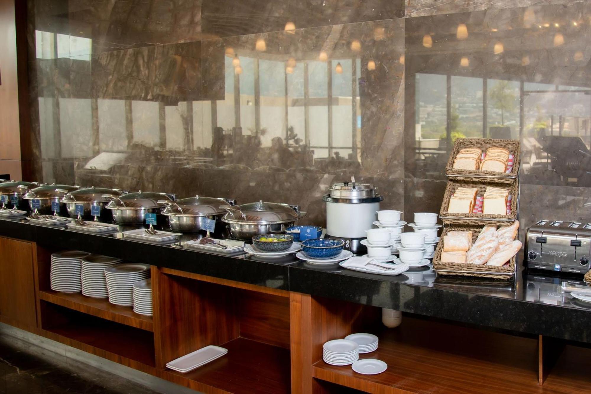 Camino Real Fashion Drive Monterrey Hotel San Pedro Garza Garcia Ngoại thất bức ảnh A buffet at a hotel