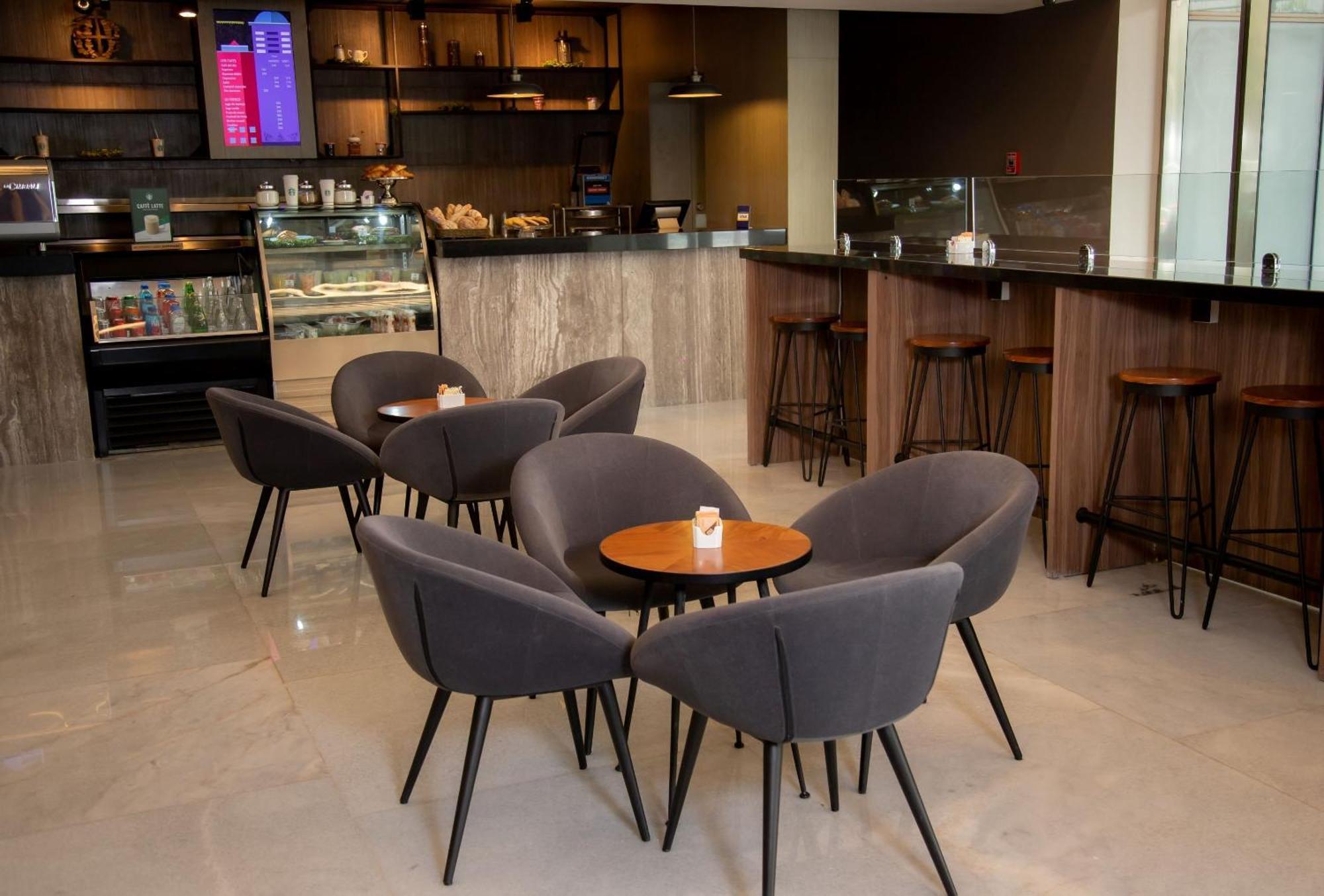 Camino Real Fashion Drive Monterrey Hotel San Pedro Garza Garcia Ngoại thất bức ảnh The lounge at the airport