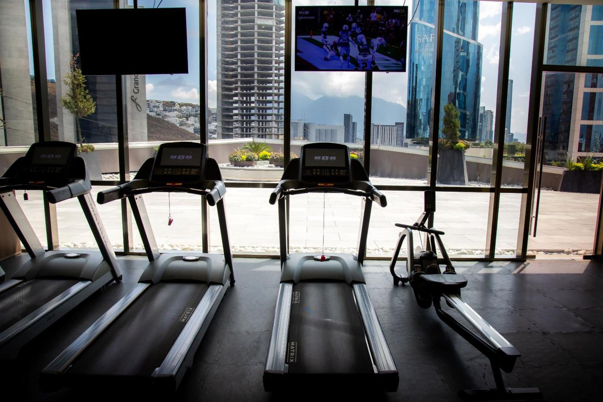 Camino Real Fashion Drive Monterrey Hotel San Pedro Garza Garcia Ngoại thất bức ảnh Treadmills in a gym