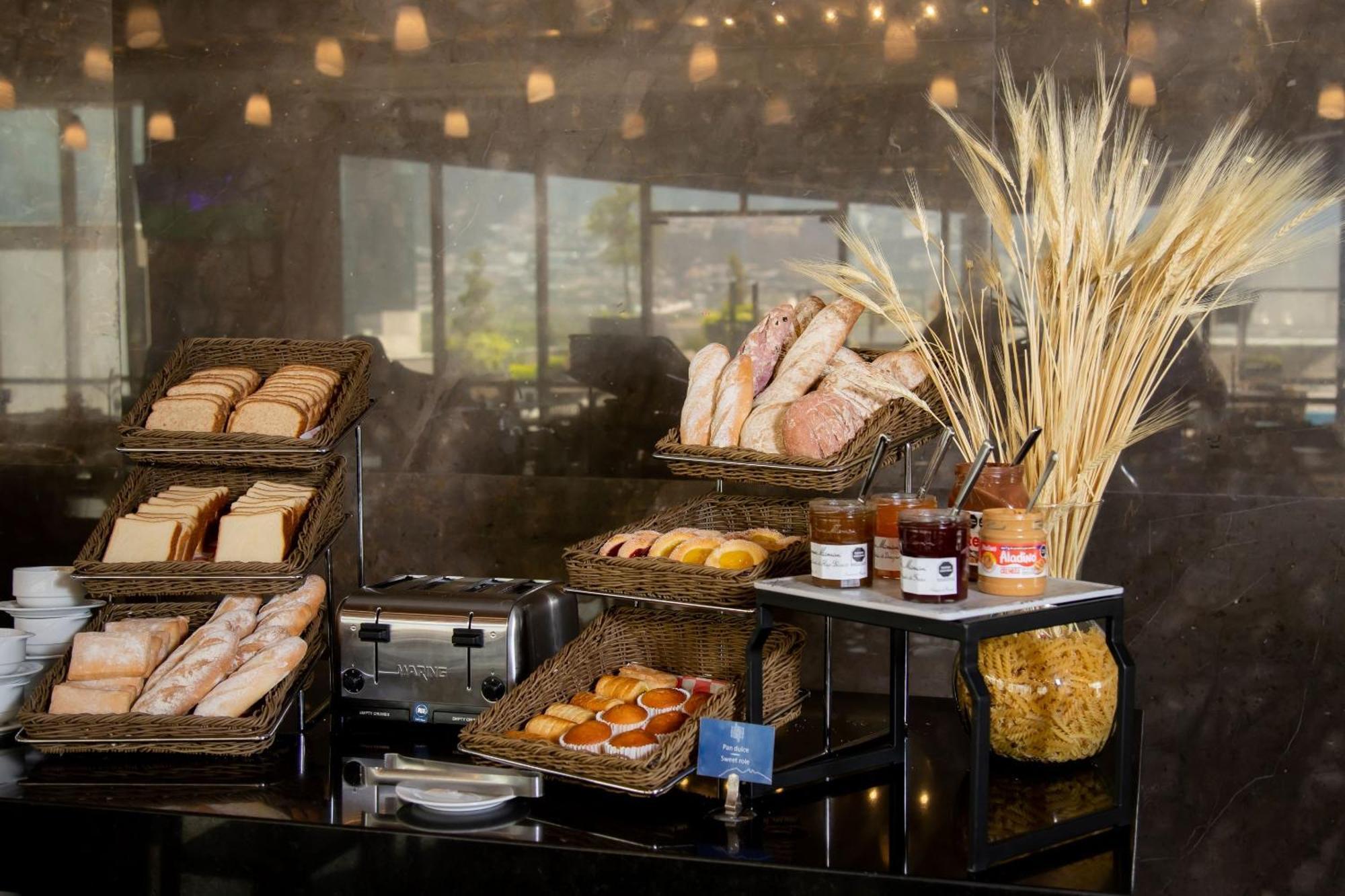 Camino Real Fashion Drive Monterrey Hotel San Pedro Garza Garcia Ngoại thất bức ảnh Bread and pastry display at a hotel