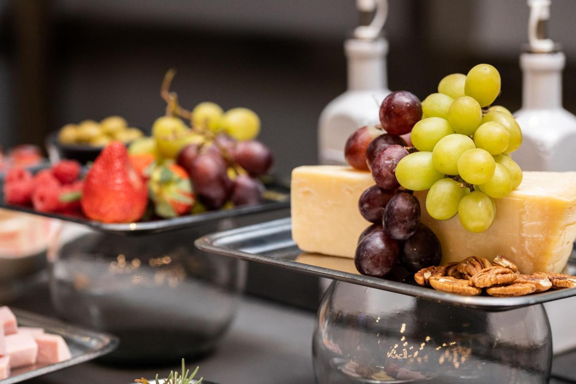 Camino Real Fashion Drive Monterrey Hotel San Pedro Garza Garcia Ngoại thất bức ảnh A cheese and fruit platter